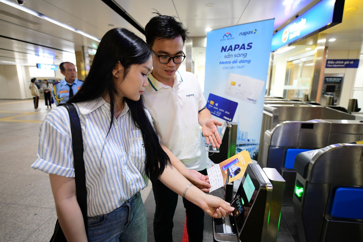 Tap-and-go with a NAPAS bank card at the fare gate