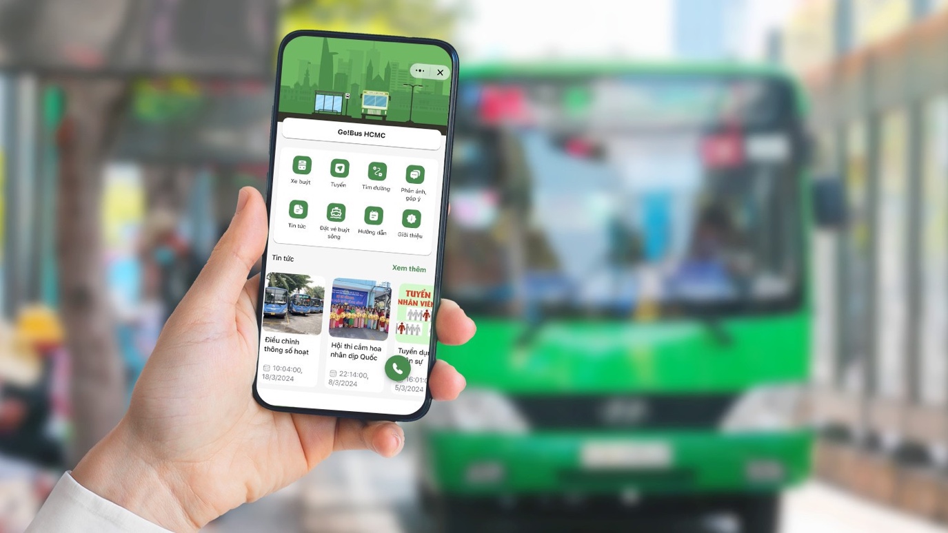 Go!Bus Zalo Mini App in use at a city bus stop